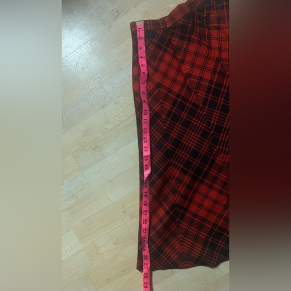 Vintage 1970s Pure Wool Red and Black Tartan Skirt. - Picture 8 of 9